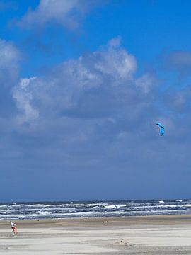 kite flying on Terschelling by Atelier Liesjes