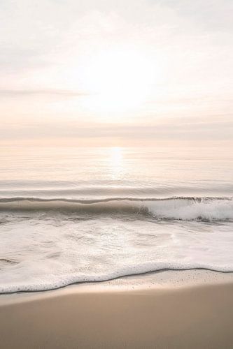 Zachte zonsondergang aan zee