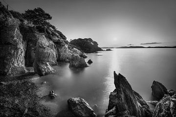 Küste an der Cote d'Azur zum Sonnenaufgang in schwarzweiss von Manfred Voss, Schwarz-weiss Fotografie