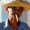 Portrait d'un habitant de Cuba dégustant un cigare sur Luc V. de Zeeuw