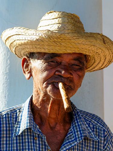 Portret van een lokale man in Cuba die geniet van een sigaar