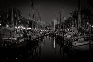 Hassailt bei Nacht (Schwarz-Weiß-Foto)