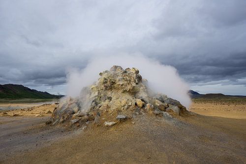 IJsland - Waterstofsulfide en gas bruisend uit een actieve fumarole