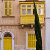 Traditioneel geel balkon op Malta van Judith van Wijk