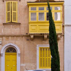 Traditional yellow balcony in Malta by Judith van Wijk