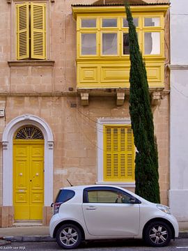 Traditioneel geel balkon op Malta van Judith van Wijk
