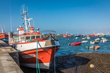 Vistrawler in de haven van Roscoff, Bretagne van Christian Müringer