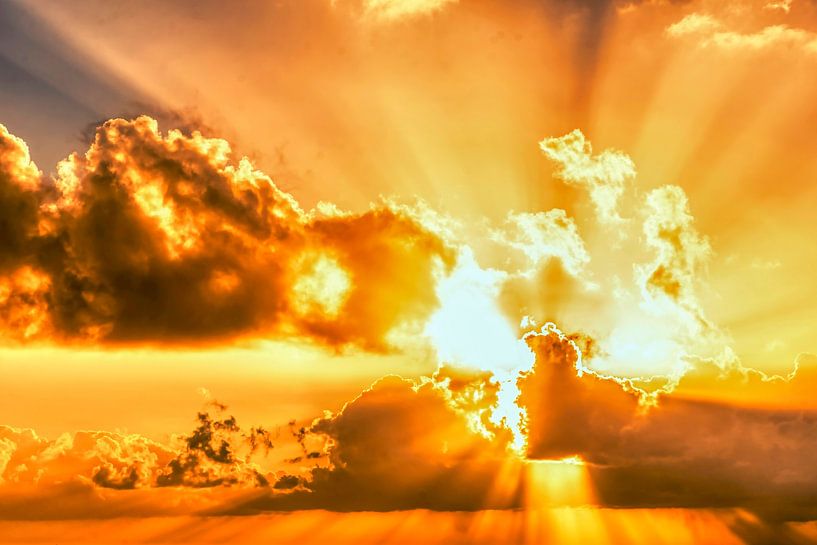 Zonsondergang achter wolken van Dieter Walther