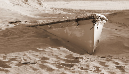 Verlaten boot in het zand.