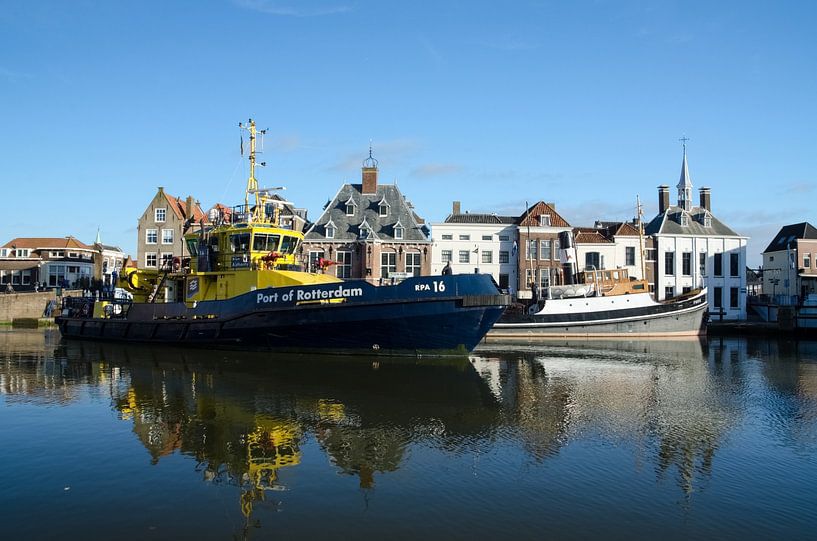 Navire moderne à côté du remorqueur ss Furie par Maurice Verschuur