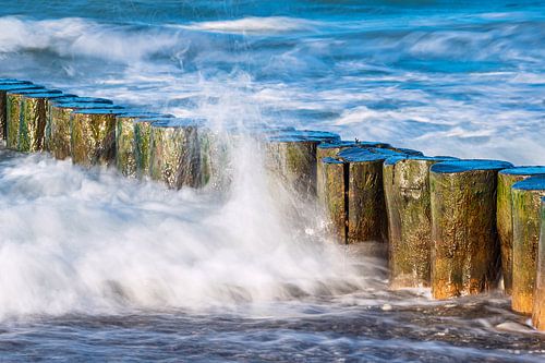 Kribben aan de kust van de Oostzee op een stormachtige dag