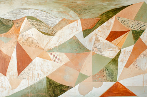 Geometrisch berglandschap in zachte kleuren
