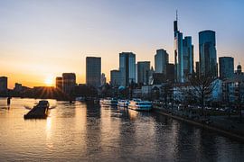 Skyline von Frankfurt im Sonnenuntergang