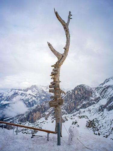 Hiking signpost on the Osterfelderkopf near Garmisch-Partenkirchen