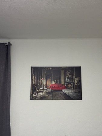 Le canapé rouge dans un château brûlé