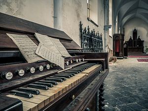 Piano in Verlaten Kerk, België van Art By Dominic