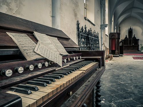 Piano dans une église abandonnée, Belgique