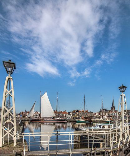 Zicht op de haven van Lemmer, Friesland, met sluisdeur op de voorgrond