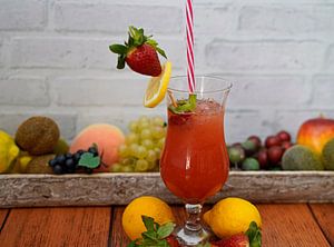 Erdbeer-Cocktail alkoholfrei mit Limette und Minze.
