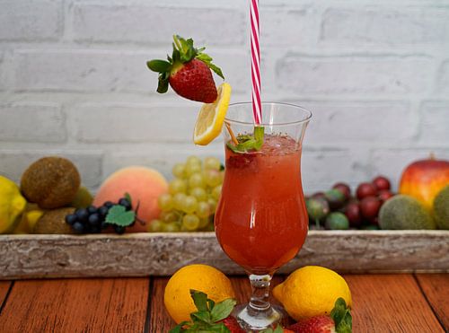Aardbeiencocktail alcoholvrij met limoen en munt.
