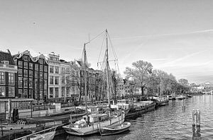La rivière Amstel à Amsterdam en direction du Pont Bleu. sur Don Fonzarelli