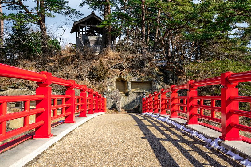 Pont rouge vers une île japonaise par Mickéle Godderis