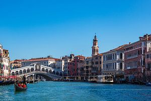 Blick auf die Rialto Brücke in Venedig, Italien