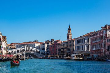 Gezicht op de Rialtobrug in Venetië, Italië van Rico Ködder