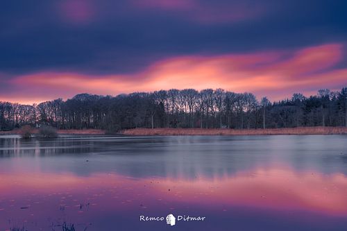 Enchanting Evening Glow at Lake Lonneker: Purple Magic in the Sky