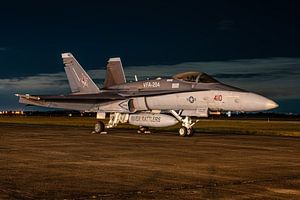 Eine F/A-18C Hornet der VFA-204 River Rattlers aus Louisiana übernachtet auf dem Ellington Airport.