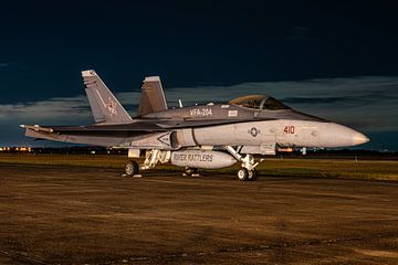 Een F/A-18C Hornet van VFA-204 River Rattlers uit Louisiana blijft een  nachtje over op Ellington Ai van Jaap van den Berg