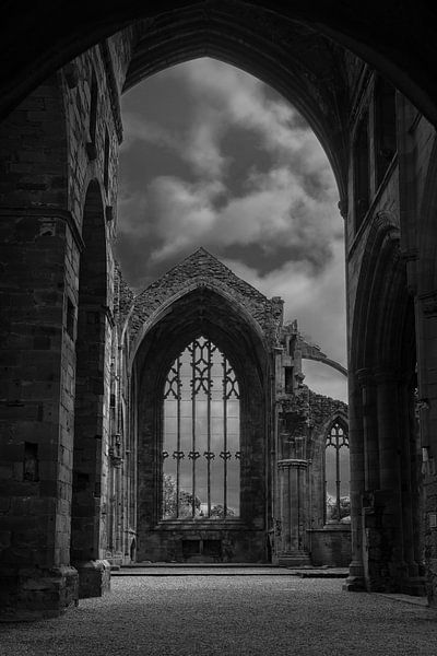 Doorkijk in ruïne Melrose Abbey by Floris van Woudenberg