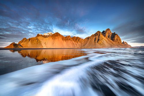 Landschap op het strand voor de berg Vestrahorn op IJsland.