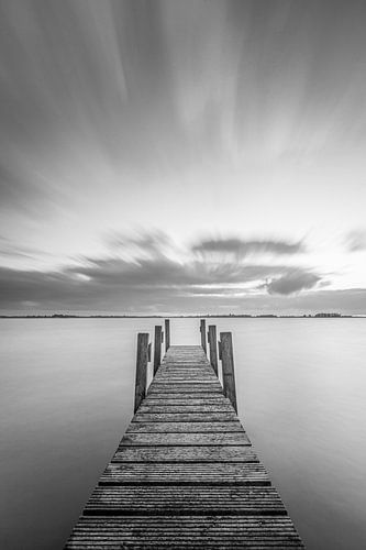 Steg bei schönem Sonnenuntergang