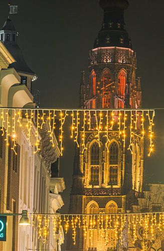 Grote Kerk in verlichte winkelstraten