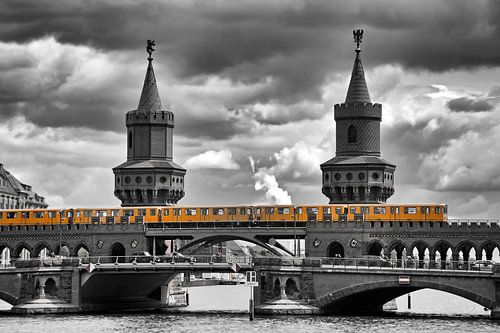 BERLIN Oberbaumbrücke - yellow city train