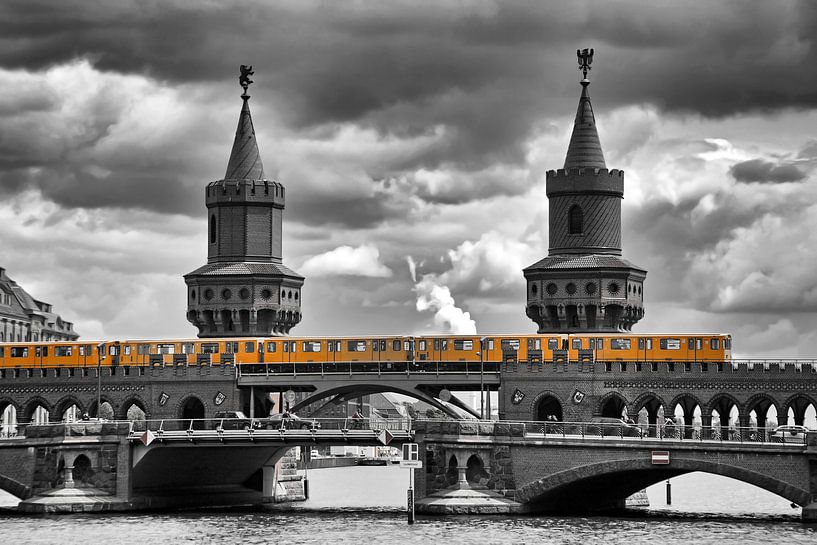 BERLIN Oberbaumbrücke - yellow city train von Bernd Hoyen