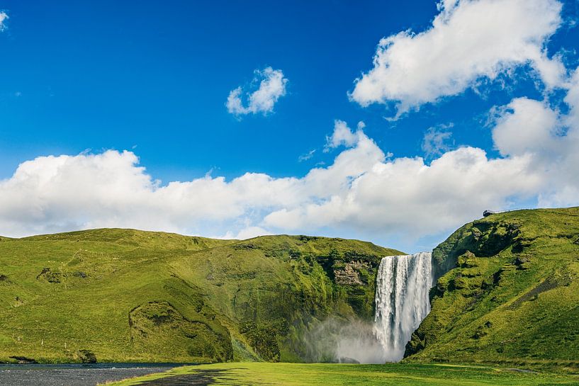 Skogafoss waterval in IJsland op een zomerse dag van Sjoerd van der Wal Fotografie