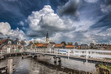 Zicht op het Friese dorpje Oosthem met de witte brug op de voorgrond