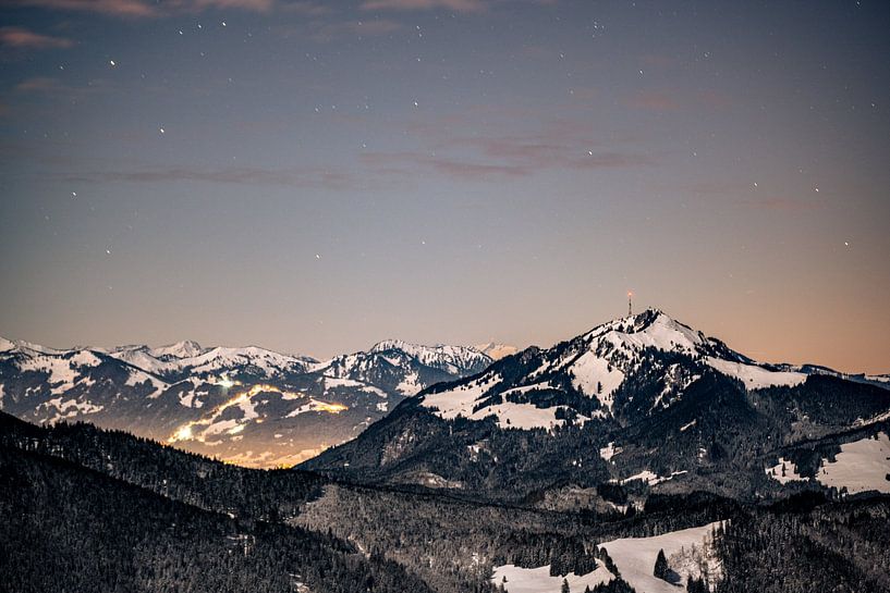 nächtlicher Blick auf den Grünten und das Oberallgäu von Leo Schindzielorz