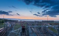 Rangeerterrein Kijfhoek met goederentreinen bij zonsondergang