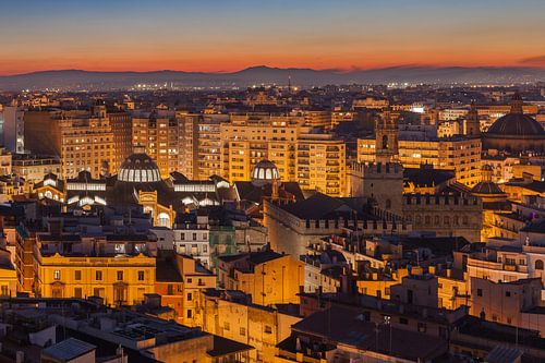 Valencia stad na zonsondergang