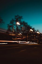 Lichtspuren der Stadt | Langzeitbelichtung Fine Art Fotografie | Moderne Urban Wall Art | Nachtfotografie von Namoto Photography