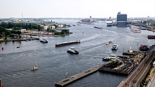 Zicht op Amsterdam Centraal Station en het IJ