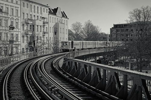 U-Bahn entlang der Kurve in Kreuzberg, Berlin