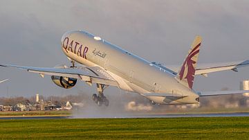 Take-off Qatar Airways Boeing 777-300. van Jaap van den Berg