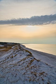Op het Oostzeestrand met duinen van Martin Köbsch