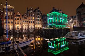 Amsterdam - tanzende Häuser am Damrak bei Nacht