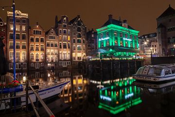 Amsterdam - tanzende Häuser am Damrak bei Nacht von t.ART