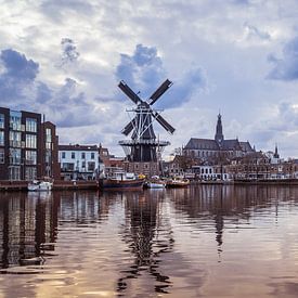 Zicht over het Spaarne van molen de Adriaan en de Grote Kerk  (Haarlem, Holland) van ErikJan Braakman